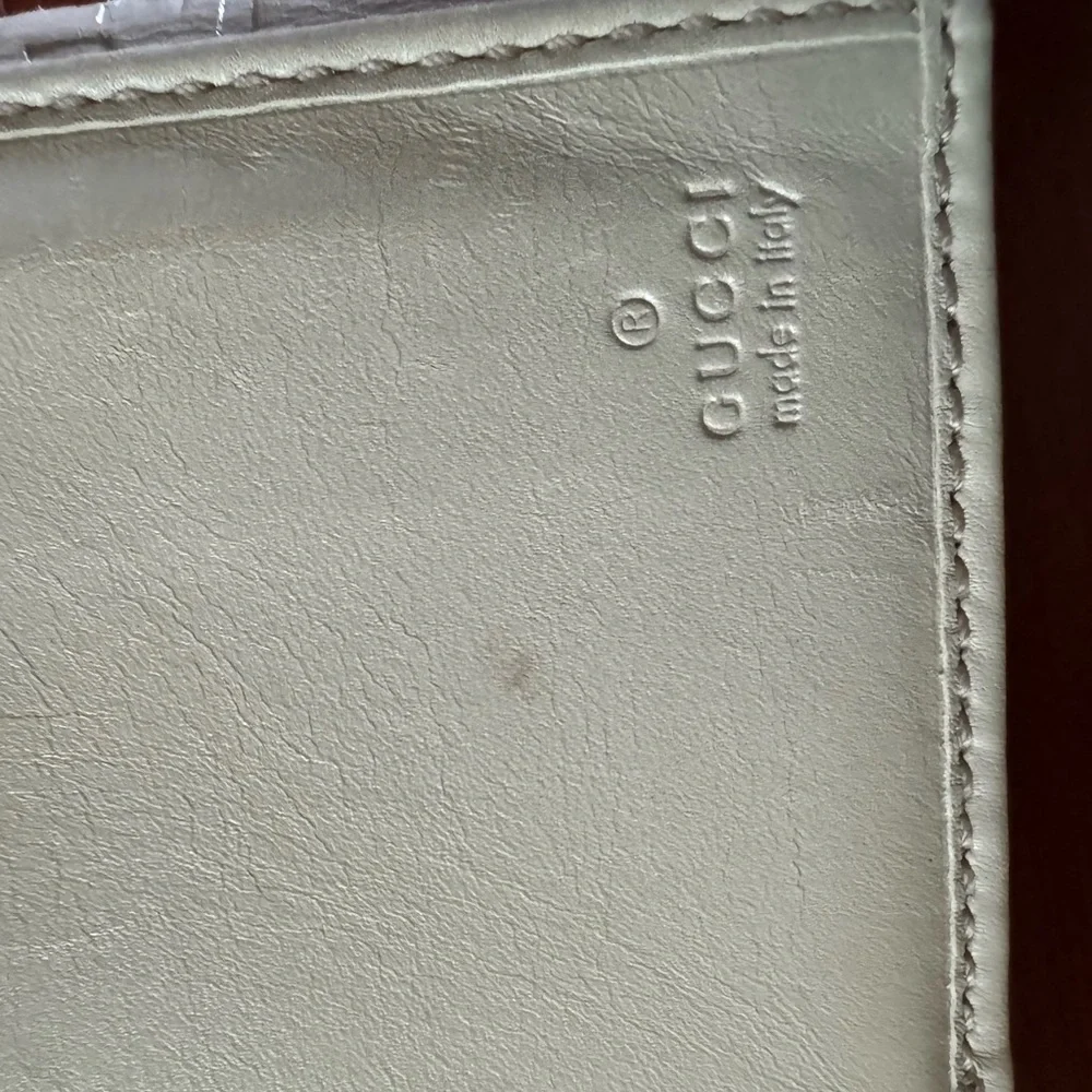 Gucci White Embossed Logo Wallet - Picture 5 of 6